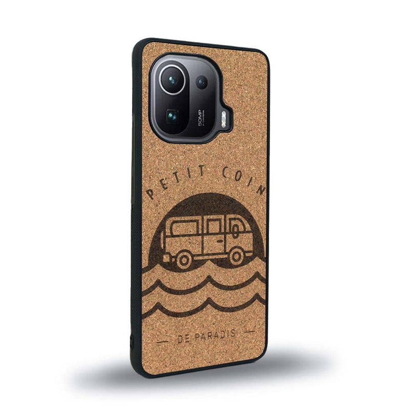 Coque de protection en bois véritable fabriquée en France pour Xiaomi Mi 11 Ultra sur le thème des voyages en vans, vanlife et chill avec une gravure représentant un van vw combi devant le soleil couchant sur une plage avec des vagues