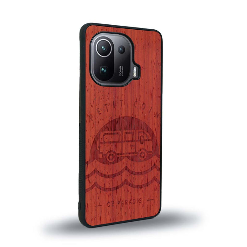 Coque de protection en bois véritable fabriquée en France pour Xiaomi Mi 11 Ultra sur le thème des voyages en vans, vanlife et chill avec une gravure représentant un van vw combi devant le soleil couchant sur une plage avec des vagues