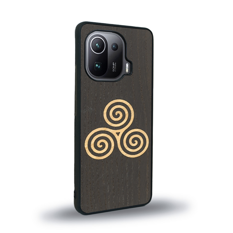 Coque de protection en bois véritable fabriquée en France pour Xiaomi Mi 11 Ultra alliant du chêne fumé et du bambou et doré représentant un triskell