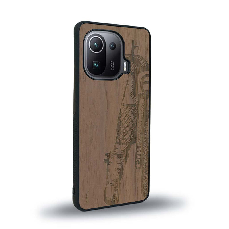 Coque de protection en bois véritable fabriquée en France pour Xiaomi Mi 11 Ultra représentant une vue de face d'une femme sur une moto vintage dessinée à la main par l'artiste Maud Dabs