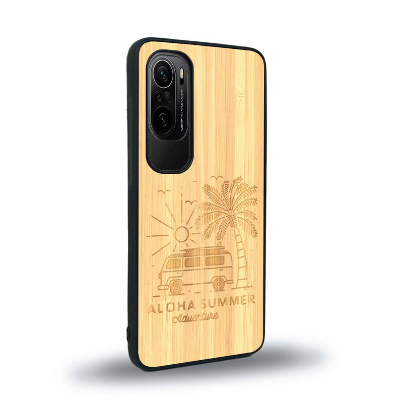 Coque de protection en bois véritable fabriquée en France pour Xiaomi Mi 11i sur le thème de la plage, de l'été et vanlife.