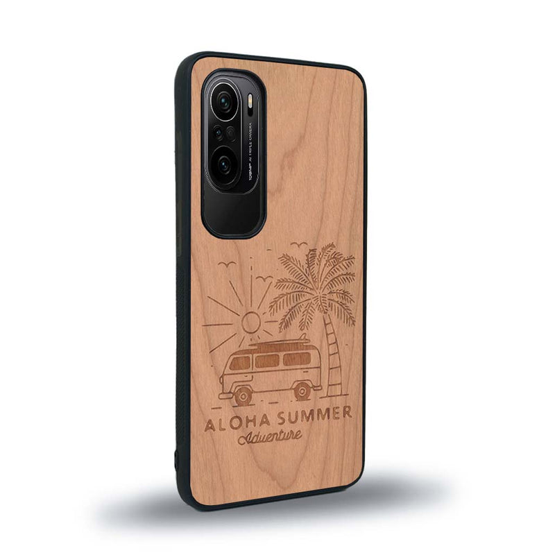 Coque de protection en bois véritable fabriquée en France pour Xiaomi Mi 11i sur le thème de la plage, de l'été et vanlife.