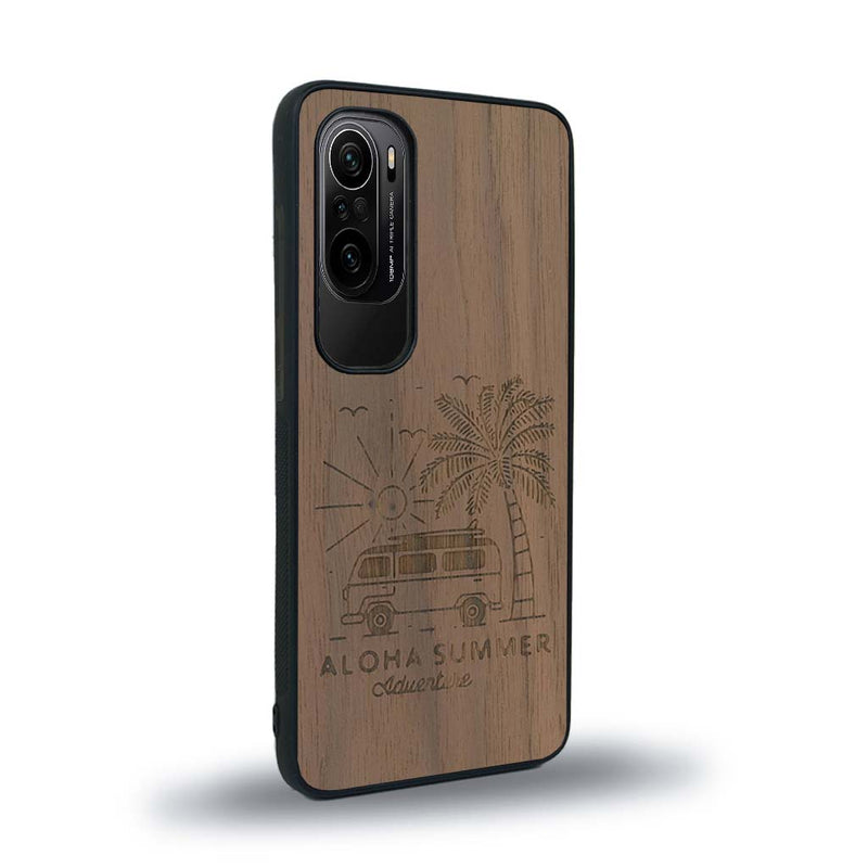 Coque de protection en bois véritable fabriquée en France pour Xiaomi Mi 11i sur le thème de la plage, de l'été et vanlife.