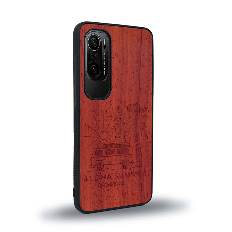 Coque de protection en bois véritable fabriquée en France pour Xiaomi Mi 11i sur le thème de la plage, de l'été et vanlife.