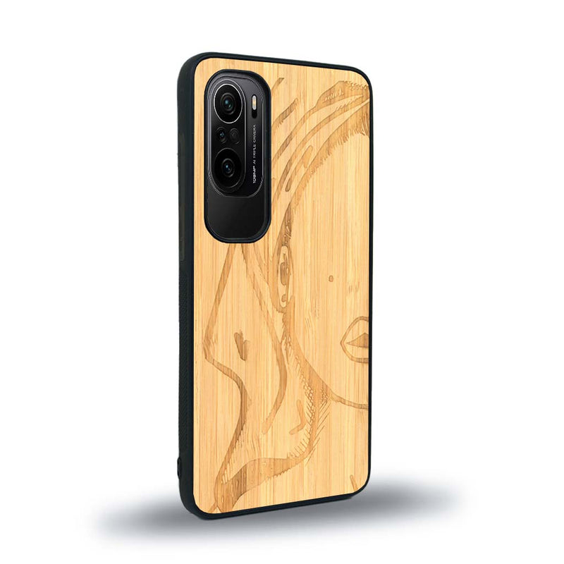 Coque de protection en bois véritable fabriquée en France pour Xiaomi Mi 11i représentant une silhouette féminine épurée de type line art en collaboration avec l'artiste Maud Dabs