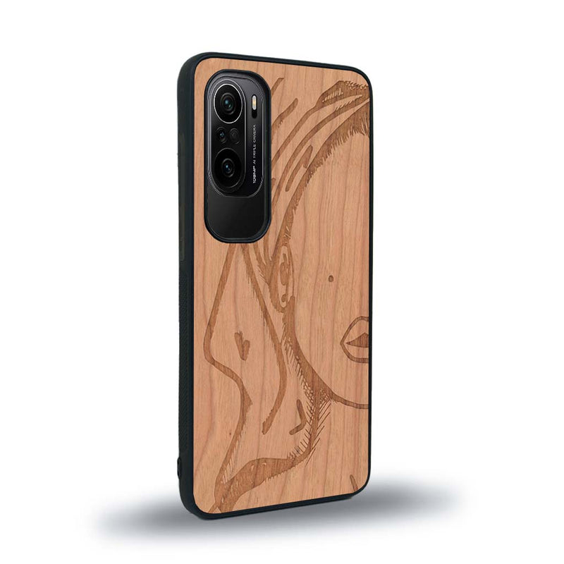 Coque de protection en bois véritable fabriquée en France pour Xiaomi Mi 11i représentant une silhouette féminine épurée de type line art en collaboration avec l'artiste Maud Dabs