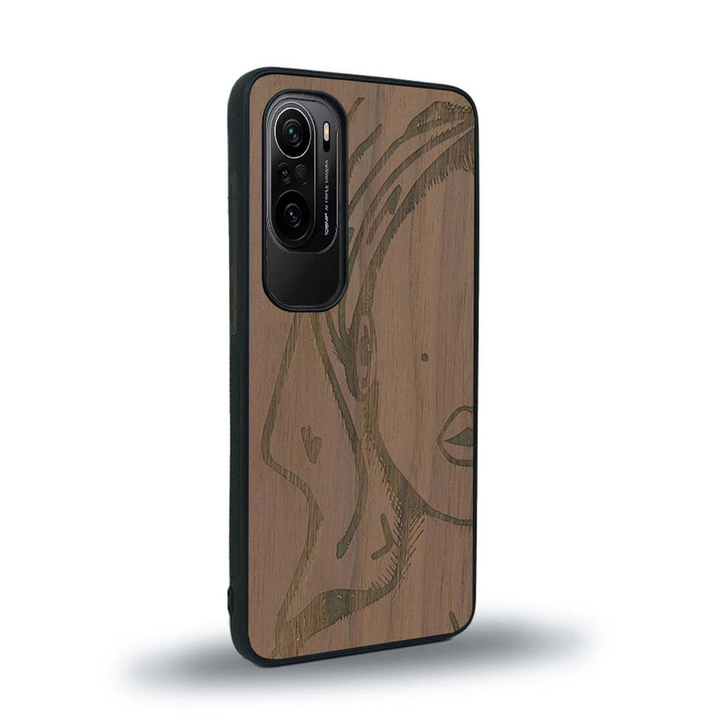 Coque de protection en bois véritable fabriquée en France pour Xiaomi Mi 11i représentant une silhouette féminine épurée de type line art en collaboration avec l'artiste Maud Dabs