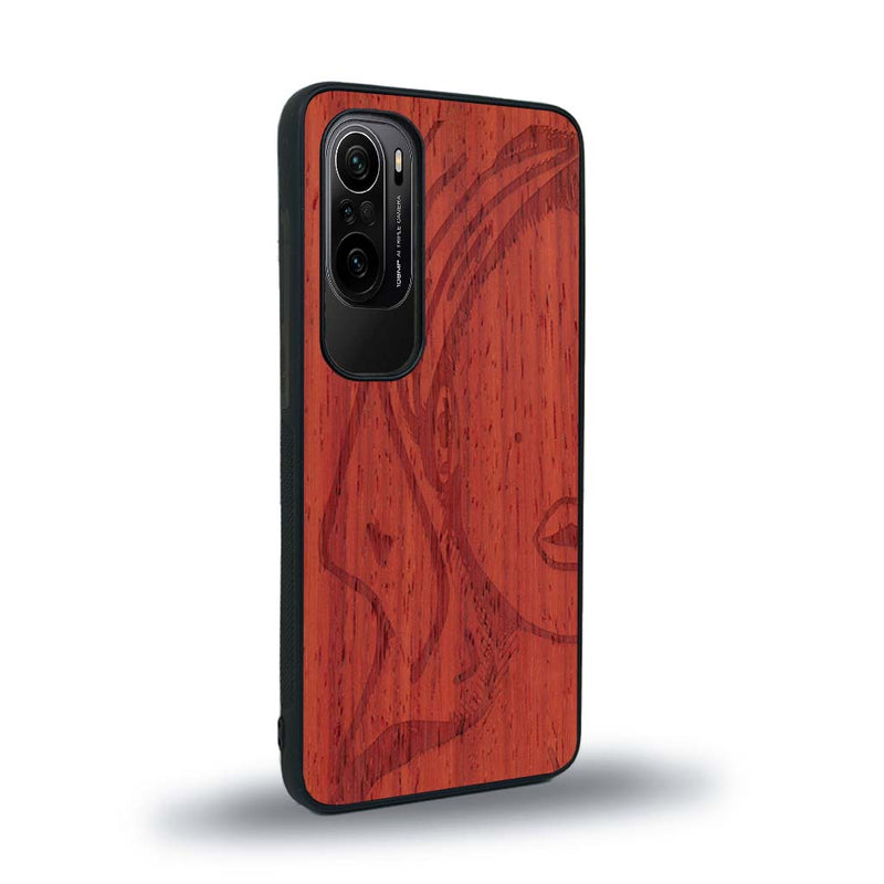 Coque de protection en bois véritable fabriquée en France pour Xiaomi Mi 11i représentant une silhouette féminine épurée de type line art en collaboration avec l'artiste Maud Dabs