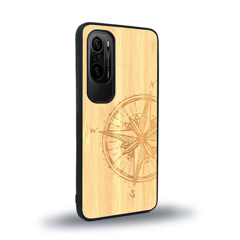 Coque de protection en bois véritable fabriquée en France pour Xiaomi Mi 11i avec une gravure "rose des vents" sur le thème nautique et de l'océan qui s'inspire des boussoles de pirate