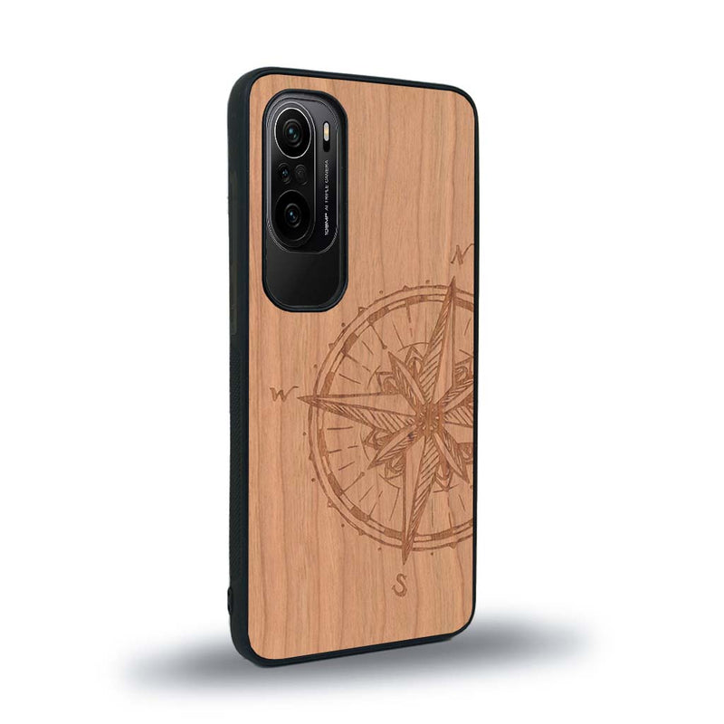 Coque de protection en bois véritable fabriquée en France pour Xiaomi Mi 11i avec une gravure "rose des vents" sur le thème nautique et de l'océan qui s'inspire des boussoles de pirate