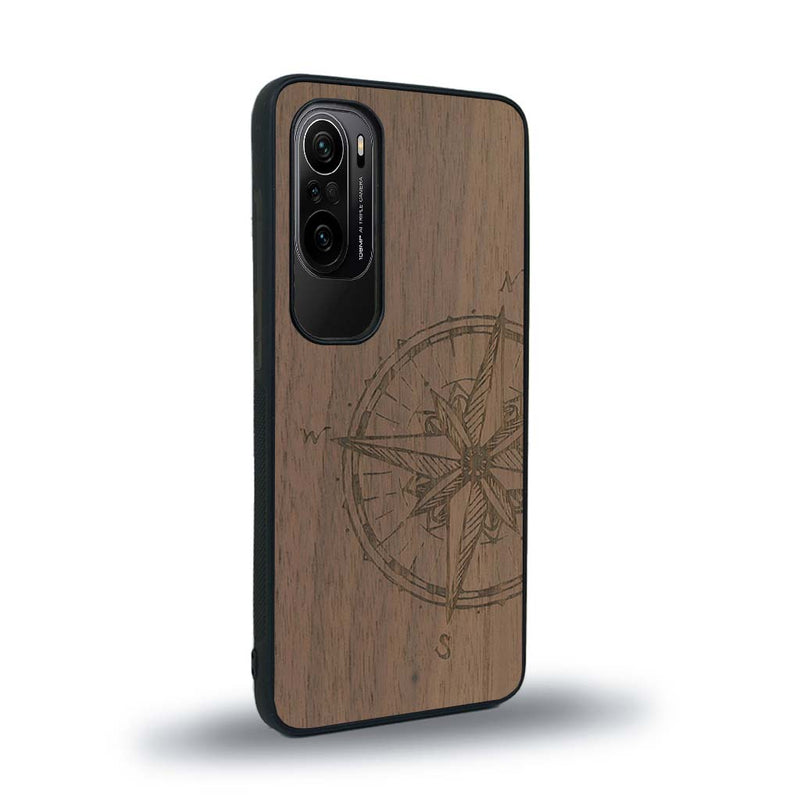 Coque de protection en bois véritable fabriquée en France pour Xiaomi Mi 11i avec une gravure "rose des vents" sur le thème nautique et de l'océan qui s'inspire des boussoles de pirate