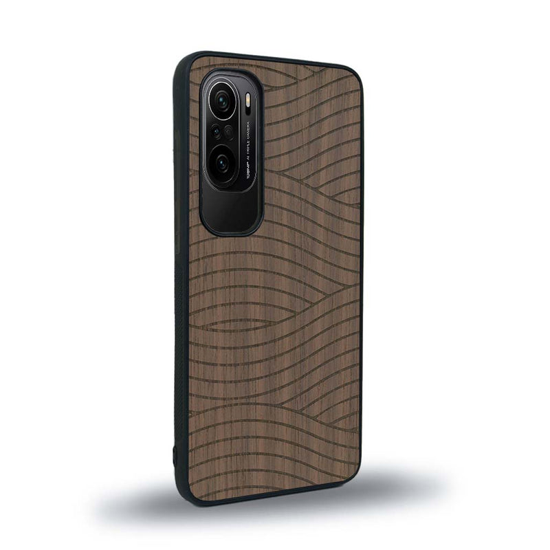 Coque de protection en bois véritable fabriquée en France pour Xiaomi Mi 11i avec un motif moderne et minimaliste sur le thème waves et wavy représentant les vagues de l'océan