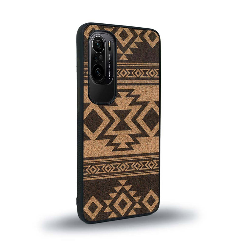 Coque de protection en bois véritable fabriquée en France pour Xiaomi Mi 11i avec des motifs géométriques s'inspirant des temples aztèques, mayas et incas