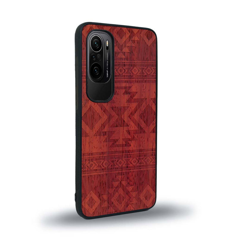 Coque de protection en bois véritable fabriquée en France pour Xiaomi Mi 11i avec des motifs géométriques s'inspirant des temples aztèques, mayas et incas