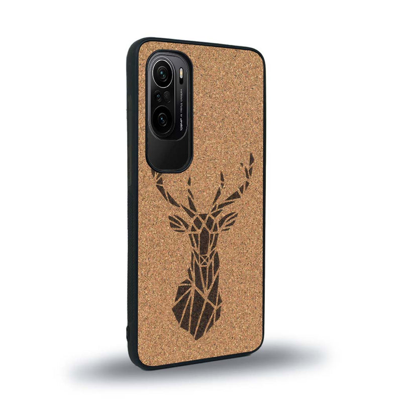 Coque de protection en bois véritable fabriquée en France pour Xiaomi Mi 11i sur le thème de la nature et des animaux représentant une tête de cerf gométrique avec un design moderne et minimaliste