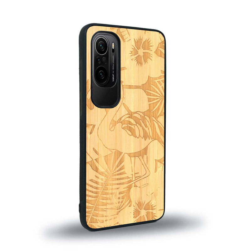 Coque de protection en bois véritable fabriquée en France pour Xiaomi Mi 11i sur le thème de la nature et des animaux représentant un flamant rose entre des fougères