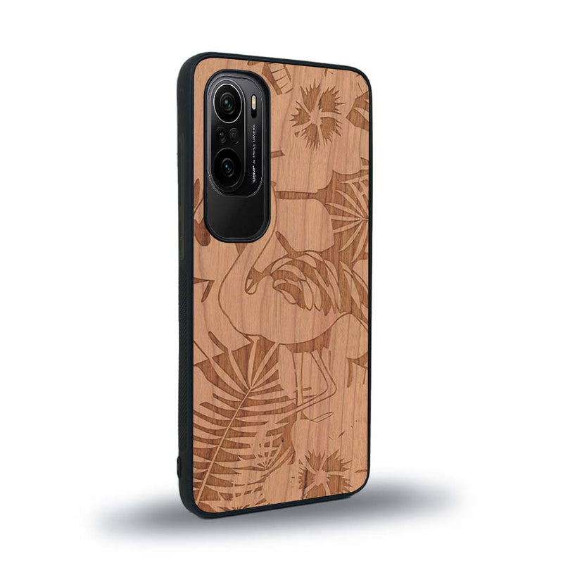 Coque de protection en bois véritable fabriquée en France pour Xiaomi Mi 11i sur le thème de la nature et des animaux représentant un flamant rose entre des fougères