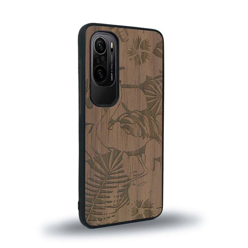 Coque de protection en bois véritable fabriquée en France pour Xiaomi Mi 11i sur le thème de la nature et des animaux représentant un flamant rose entre des fougères