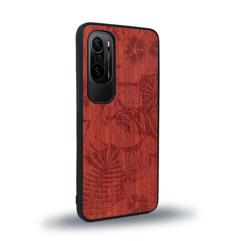 Coque de protection en bois véritable fabriquée en France pour Xiaomi Mi 11i sur le thème de la nature et des animaux représentant un flamant rose entre des fougères