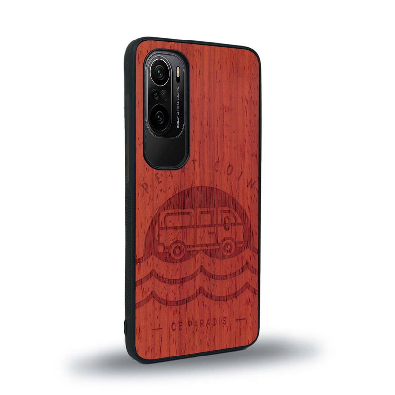 Coque de protection en bois véritable fabriquée en France pour Xiaomi Mi 11i sur le thème des voyages en vans, vanlife et chill avec une gravure représentant un van vw combi devant le soleil couchant sur une plage avec des vagues