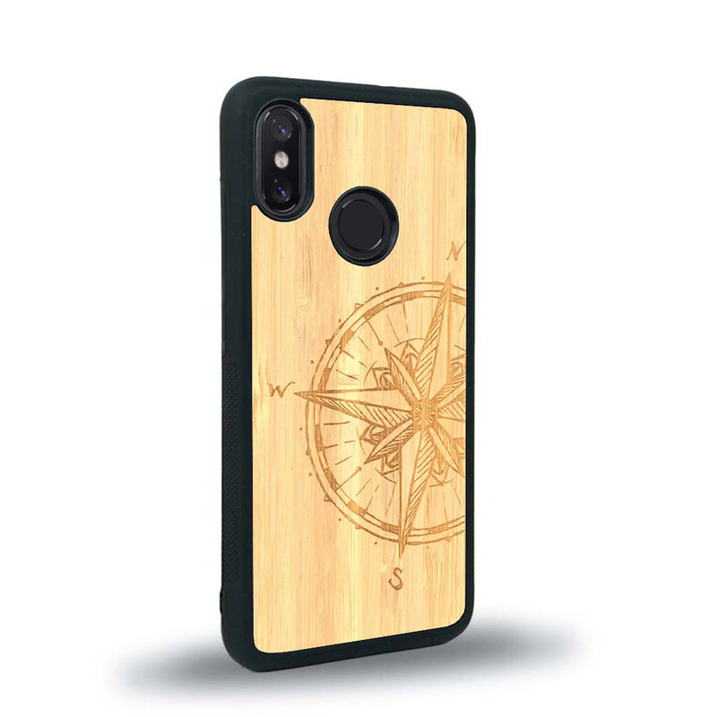 Coque de protection en bois véritable fabriquée en France pour Xiaomi Mi 8 avec une gravure "rose des vents" sur le thème nautique et de l'océan qui s'inspire des boussoles de pirate