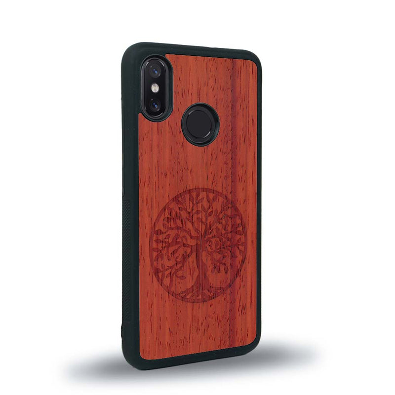 Coque de protection en bois véritable fabriquée en France pour Xiaomi Mi 8 sur le thème de la spiritualité et du yoga avec une gravure zen représentant un arbre de vie