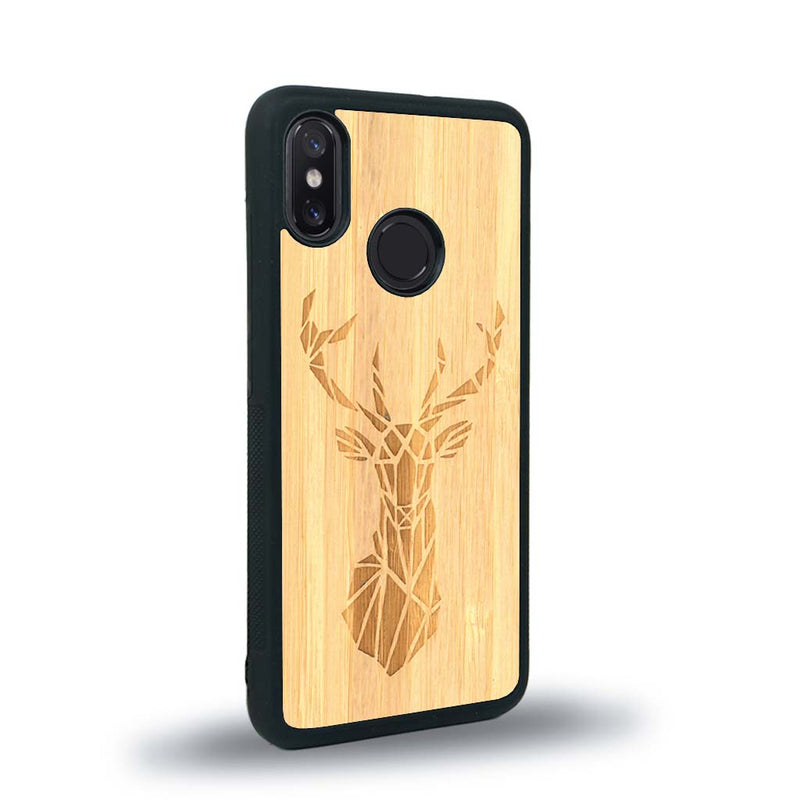 Coque de protection en bois véritable fabriquée en France pour Xiaomi Mi 8 sur le thème de la nature et des animaux représentant une tête de cerf gométrique avec un design moderne et minimaliste