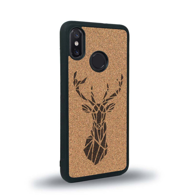 Coque de protection en bois véritable fabriquée en France pour Xiaomi Mi 8 sur le thème de la nature et des animaux représentant une tête de cerf gométrique avec un design moderne et minimaliste