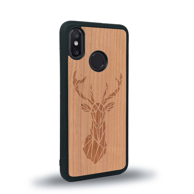 Coque de protection en bois véritable fabriquée en France pour Xiaomi Mi 8 sur le thème de la nature et des animaux représentant une tête de cerf gométrique avec un design moderne et minimaliste