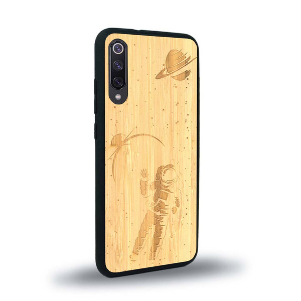 Coque de protection en bois véritable fabriquée en France pour Xiaomi Mi 9SE sur le thème des astronautes