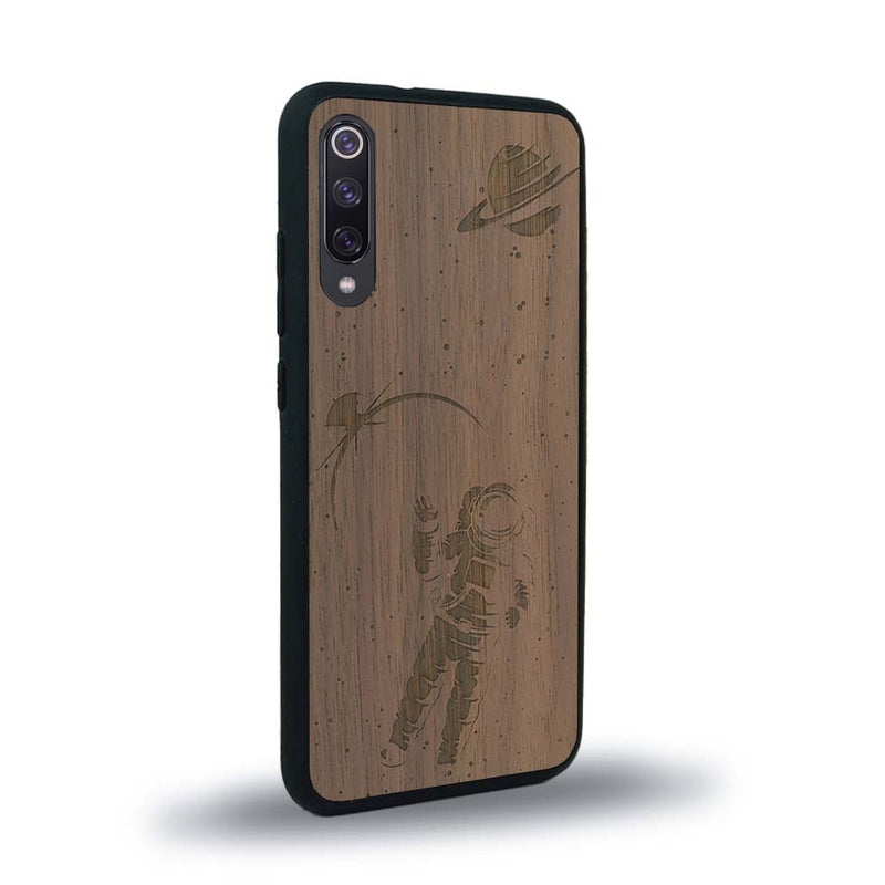 Coque de protection en bois véritable fabriquée en France pour Xiaomi Mi 9SE sur le thème des astronautes