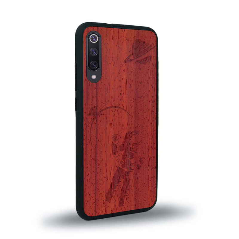 Coque de protection en bois véritable fabriquée en France pour Xiaomi Mi 9SE sur le thème des astronautes