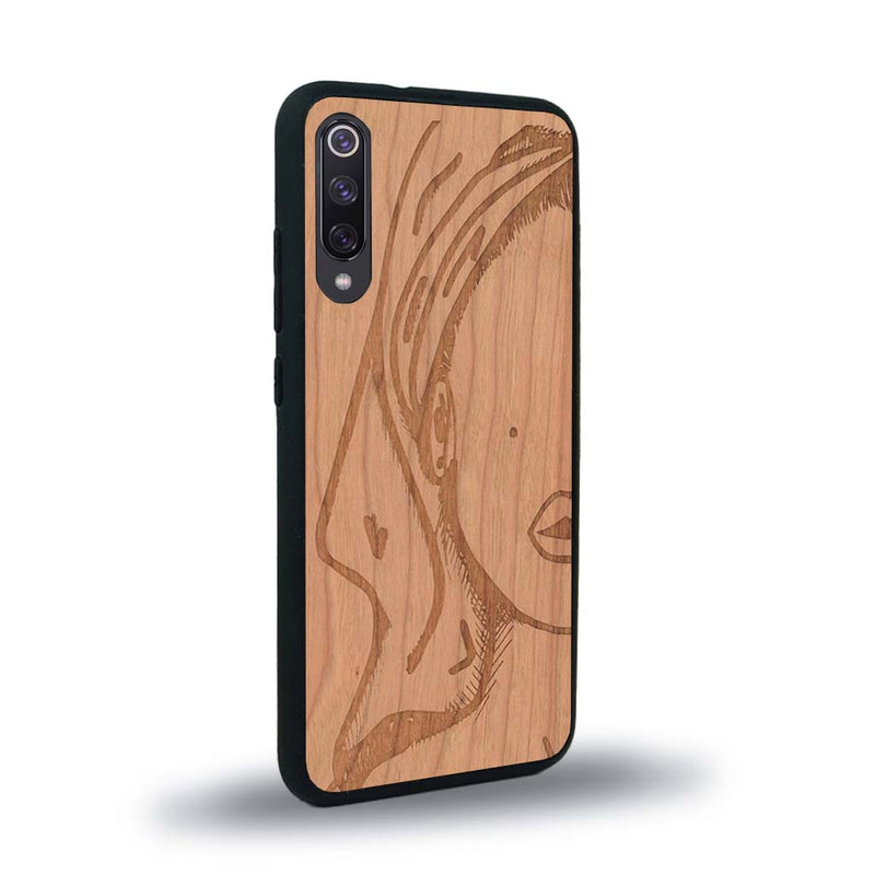 Coque de protection en bois véritable fabriquée en France pour Xiaomi Mi 9SE représentant une silhouette féminine épurée de type line art en collaboration avec l'artiste Maud Dabs