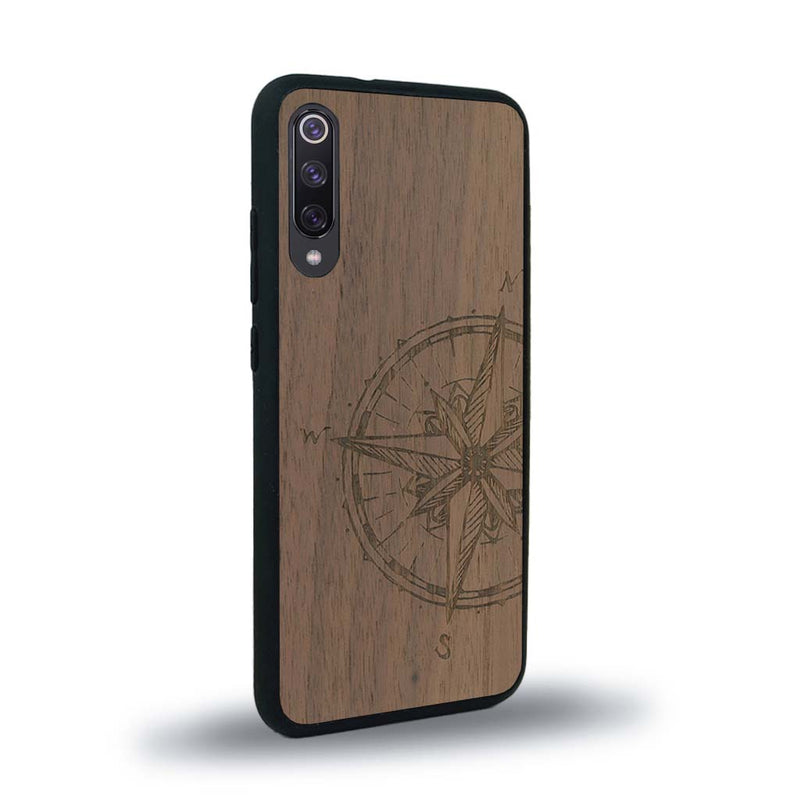 Coque de protection en bois véritable fabriquée en France pour Xiaomi Mi 9SE avec une gravure "rose des vents" sur le thème nautique et de l'océan qui s'inspire des boussoles de pirate