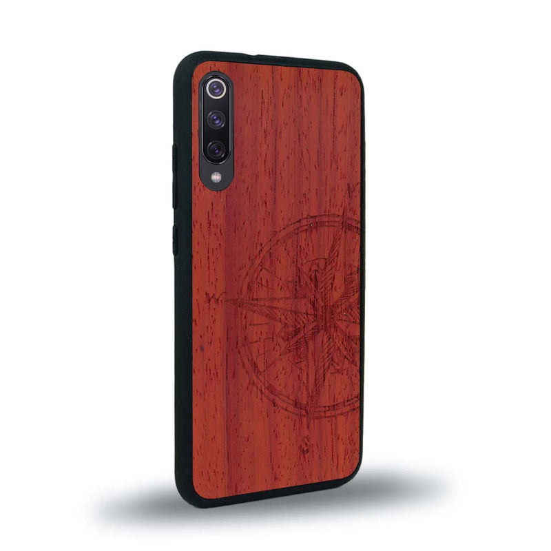 Coque de protection en bois véritable fabriquée en France pour Xiaomi Mi 9SE avec une gravure "rose des vents" sur le thème nautique et de l'océan qui s'inspire des boussoles de pirate