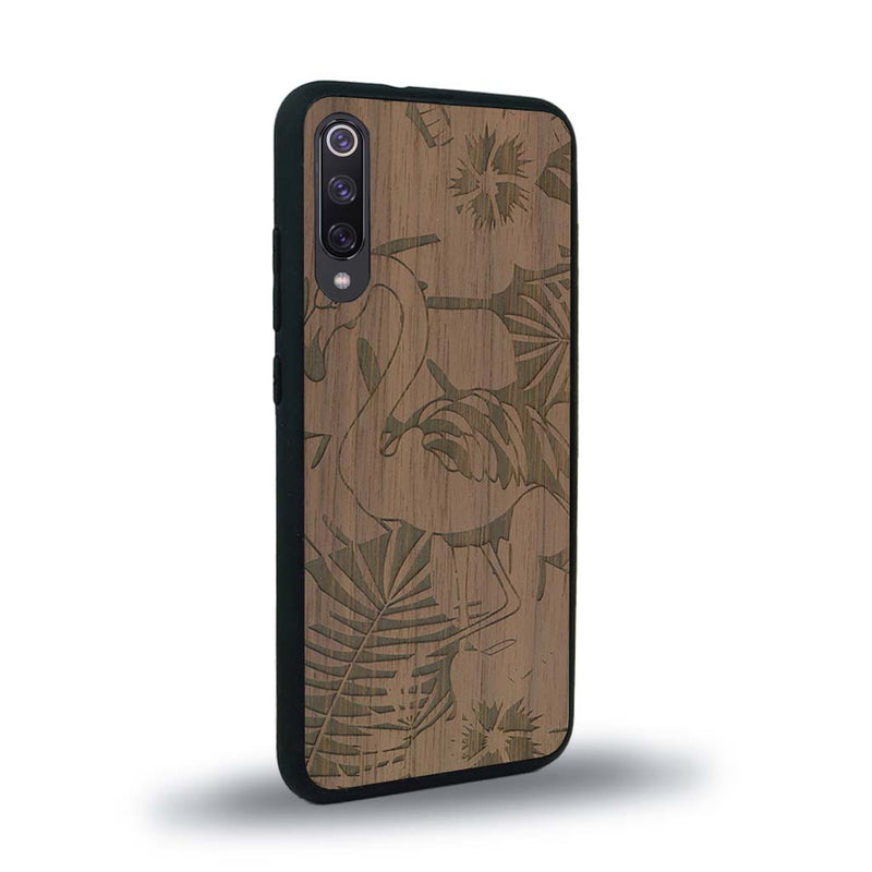 Coque de protection en bois véritable fabriquée en France pour Xiaomi Mi 9SE sur le thème de la nature et des animaux représentant un flamant rose entre des fougères