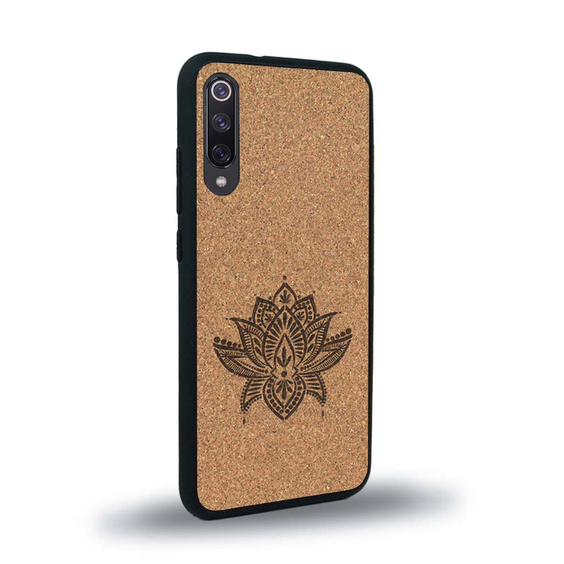 Coque de protection en bois véritable fabriquée en France pour Xiaomi Mi 9SE sur le thème de la nature et du yoga avec une gravure zen représentant une fleur de lotus