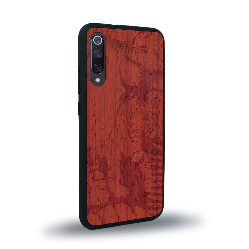 Coque de protection en bois véritable fabriquée en France pour Xiaomi Mi 9SE sur le thème de la nature et des animaux représentant un tigre dans la jungle entre des fougères