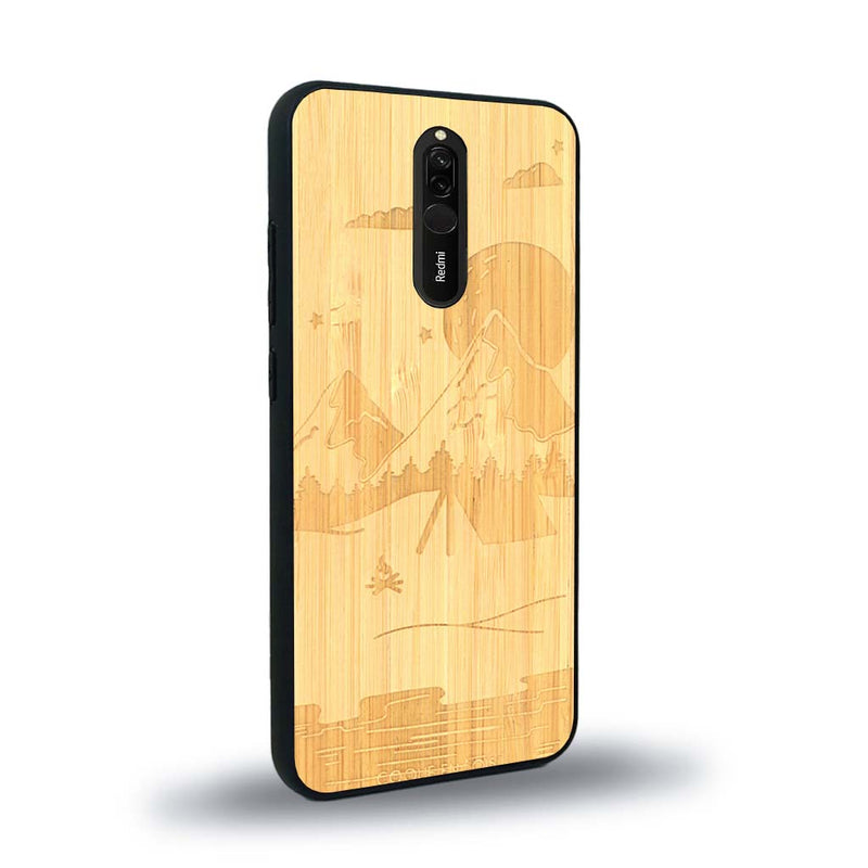 Coque de protection en bois véritable fabriquée en France pour Xiaomi Mi 9T sur le thème du camping en pleine nature représentant une tente avec un feu de camp entouré de montagnes