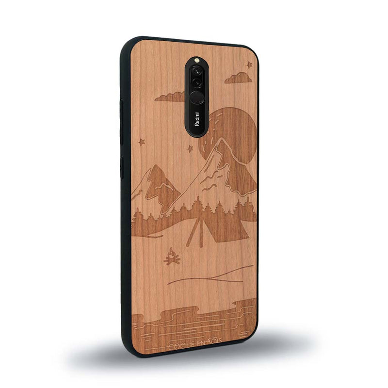 Coque de protection en bois véritable fabriquée en France pour Xiaomi Mi 9T sur le thème du camping en pleine nature représentant une tente avec un feu de camp entouré de montagnes