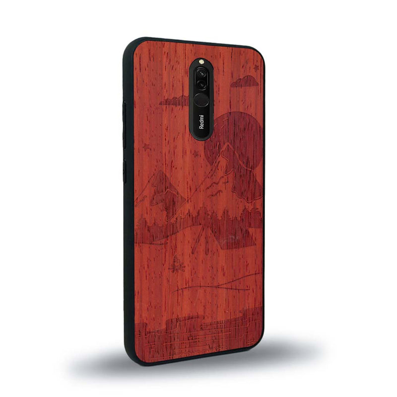 Coque de protection en bois véritable fabriquée en France pour Xiaomi Mi 9T sur le thème du camping en pleine nature représentant une tente avec un feu de camp entouré de montagnes