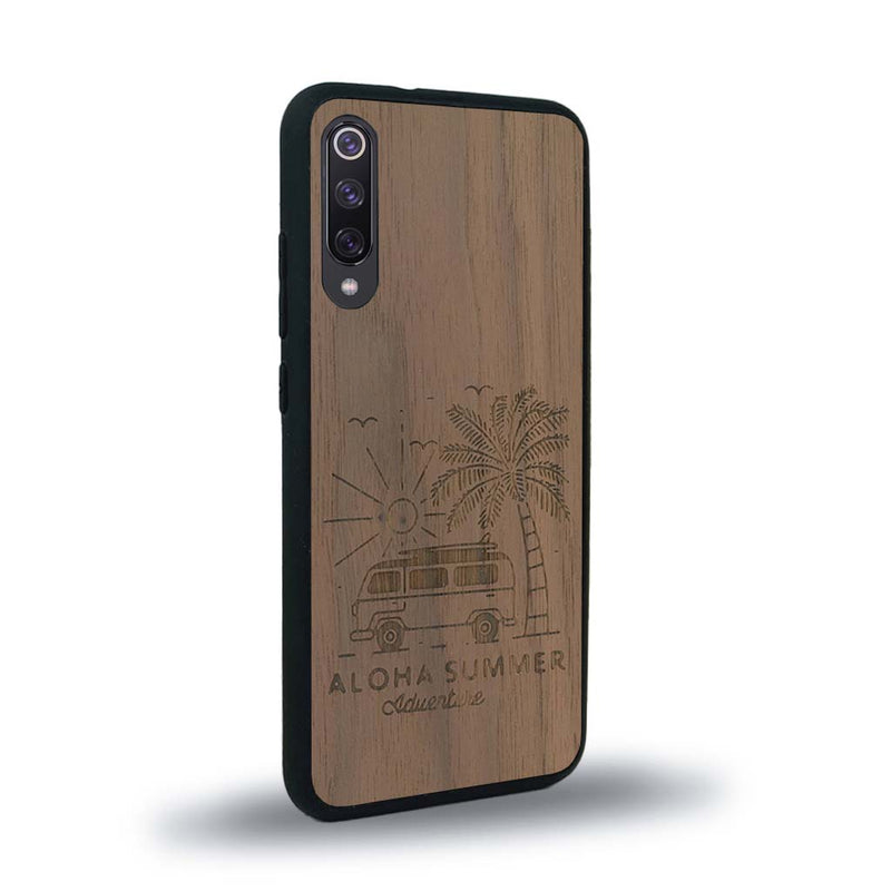 Coque de protection en bois véritable fabriquée en France pour Xiaomi Mi A3 sur le thème de la plage, de l'été et vanlife.