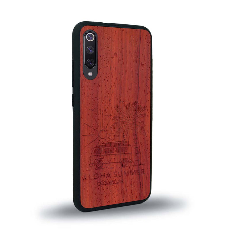 Coque de protection en bois véritable fabriquée en France pour Xiaomi Mi A3 sur le thème de la plage, de l'été et vanlife.