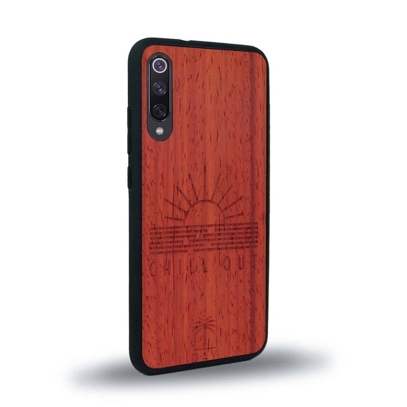 Coque de protection en bois véritable fabriquée en France pour Xiaomi Mi A3 sur le thème chill avec un motif représentant un couché de soleil sur l'océan et la phrase "Chill out"