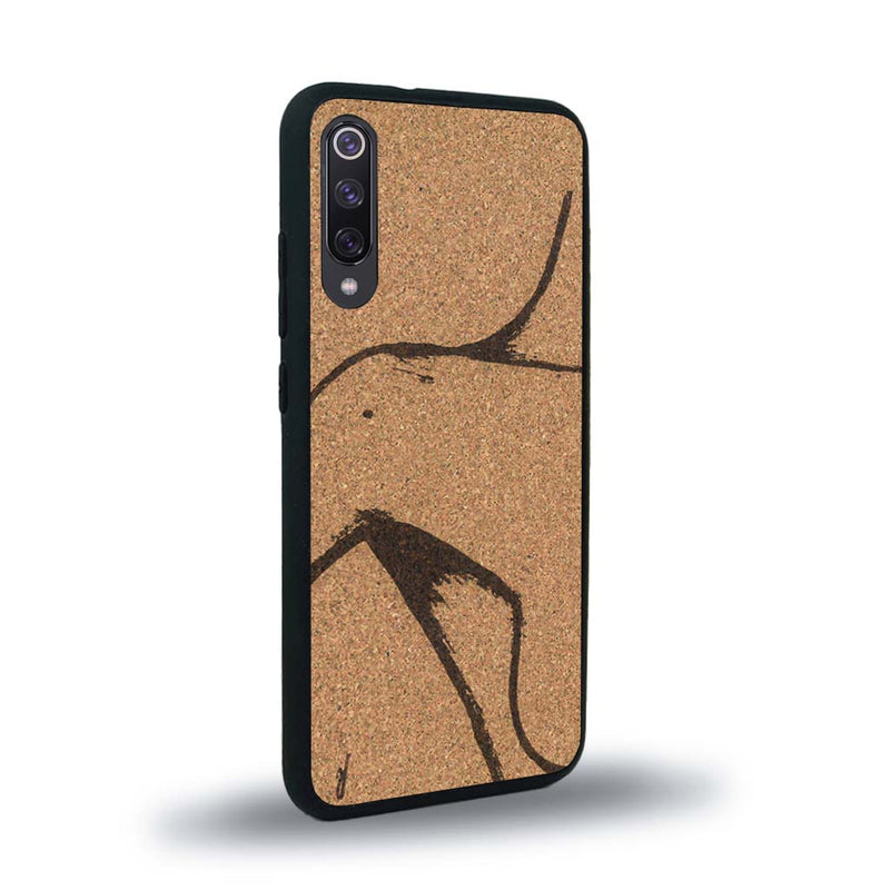 Coque de protection en bois véritable fabriquée en France pour Xiaomi Mi A3 représentant une silhouette féminine dessinée à la main par l'artiste Maud Dabs