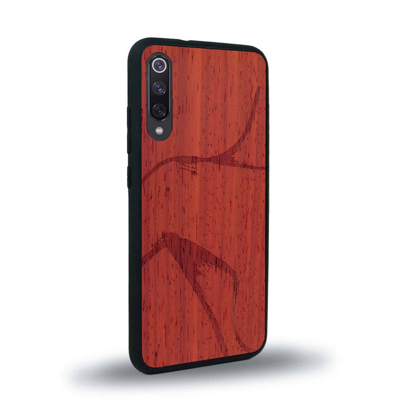 Coque de protection en bois véritable fabriquée en France pour Xiaomi Mi A3 représentant une silhouette féminine dessinée à la main par l'artiste Maud Dabs