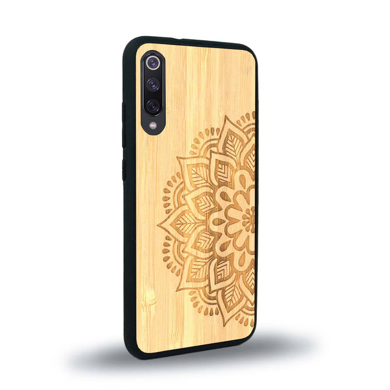 Coque de protection en bois véritable fabriquée en France pour Xiaomi Mi A3 sur le thème de la bohème et du tatouage au henné avec une gravure représentant un mandala