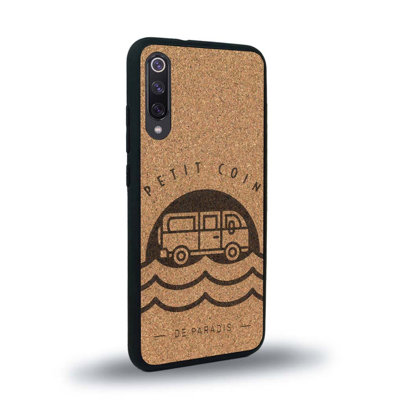 Coque de protection en bois véritable fabriquée en France pour Xiaomi Mi A3 sur le thème des voyages en vans, vanlife et chill avec une gravure représentant un van vw combi devant le soleil couchant sur une plage avec des vagues