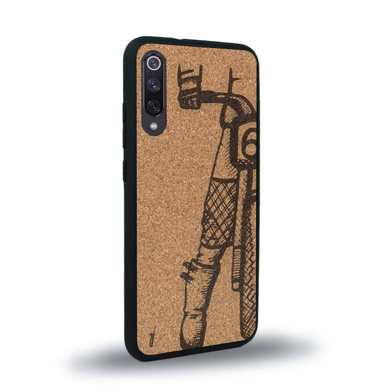 Coque de protection en bois véritable fabriquée en France pour Xiaomi Mi A3 représentant une vue de face d'une femme sur une moto vintage dessinée à la main par l'artiste Maud Dabs