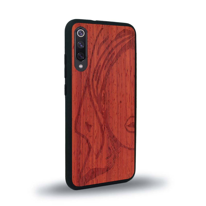 Coque de protection en bois véritable fabriquée en France pour Xiaomi Mi Note 10 Lite représentant une silhouette féminine épurée de type line art en collaboration avec l'artiste Maud Dabs